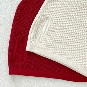 Detalle de primer plano del suéter de punto para bebé, tela texturizada suave con patrón.