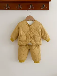 Kinder Winter warm gesteppt Baumwolle Mantel und Hose Set Detail, schönes senfgelbes Outfit.