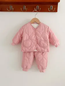 Rosa gefütterte Baby Steppjacke und Hose Set, dickes warmes Winterkleidungsset im Detail.