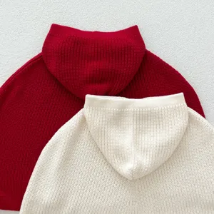 Vista detallada de capa con capucha de punto para bebe, textura de lana suave, jersey de invierno
