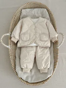 Baby gestepptes Baumwollset Detail, warme Kleinkind Winterjacke und Hose in beige.
