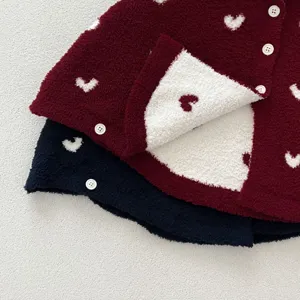 Detalle capa bebe invierno forro polar corazon, abrigo suave punto infantil.