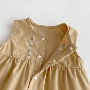 Süßer ärmelloser Baby Strampler in Khaki mit Blumenstickerei und praktischen Druckknöpfen.