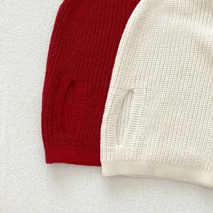 Detalle de hermoso suéter de punto para bebé con textura acanalada para moda infantil.