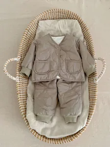 Kleinkind Winter gesteppte Baumwolljacke und Hose Set, warme dicke Babyzweiteiler Details.