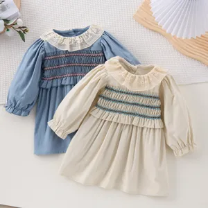 Abito principessa a maniche lunghe per bambina con colletto a bambola in pizzo e design smock chic.