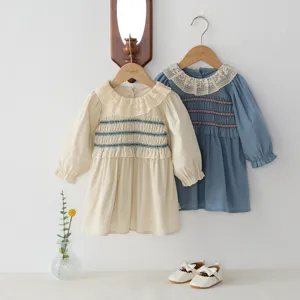 Delizioso abito da principessa a maniche lunghe per bambine con colletto in pizzo e arricciatura.