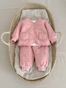 Baby rosa gesteppte Baumwolljacke und Hose zweiteilig, warme Kleinkind Winterkleidung Detailansicht.