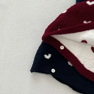 Detalle capa con capucha de terciopelo bebe, corazon rojo azul marino abrigo calido invierno.