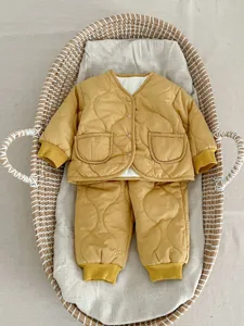 Kleinkind Winter gesteppte Baumwolljacke und Hosen Set in Senfgelb mit Druckknöpfen.