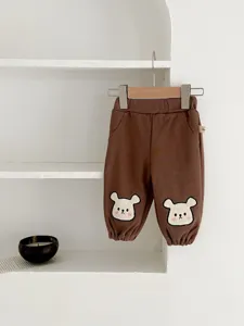 Detail bruine casual broek voor baby's, schattig berenborduurwerk design, zachte katoenen broek.