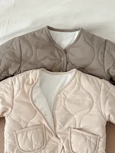 Nahaufnahme der gefütterten Baby Winterjacke mit feiner Steppoptik und Druckknöpfen.