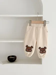 Schattige casual peuter broek met lieve berenborduurwerk, zachte lente jogger broek.