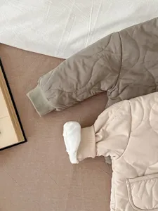 Detail der gesteppten Babypackung, weiche gefütterte Winter-Kleinkinderjacke mit Bündchen.
