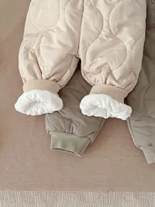Kleinkind Winter gesteppte warme Hosen Detail, weiche Fleece-Bündchen, bequemer Baumwollstoff.