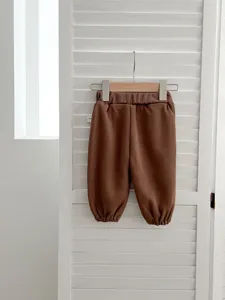 Bruine casual broek voor baby's en peuters, comfortabele sportbroek voor lente en herfst.