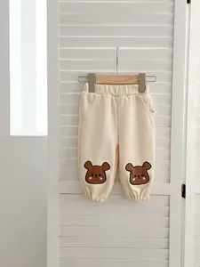 Schattige baby beer geborduurde casual broek voor peuters, comfortabele lente broek.
