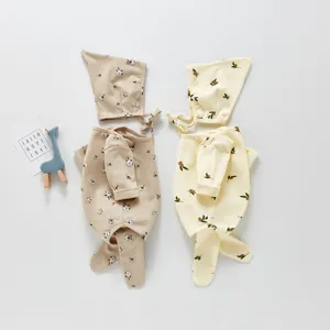 Süßes Baby Baumwoll Romper Set mit passender Mütze und Langarm Body für Kleinkinder.