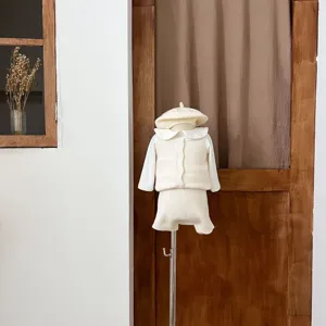Joli ensemble en tricot pour bébé avec gilet, haut à manches longues et short bouffant.