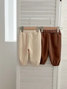 Detail van casual peuterbroekje voor baby's, schattige katoenen kinderbroek aan houten rek.