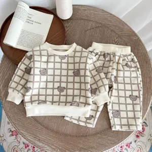 Conjunto de sudadera y pantalón casual con estampado de osito para bebés, estilo otoño.