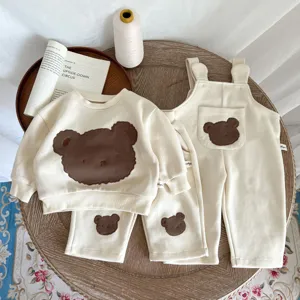 Detalle de conjunto casual de oso para bebé, sudadera y peto con aplique de tierno oso.
