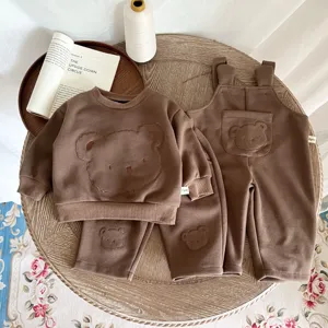 Detalle de conjunto casual de oso marrón para bebé con sudadera bordada muy bonita.