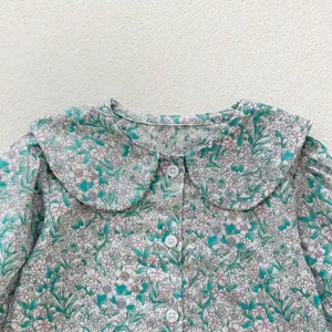Détail chemisette florale pour bébé fille, joli col Claudine, jolie chemise douce