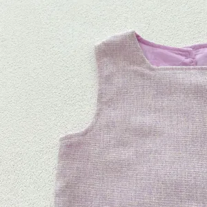 Gros plan de haut sans manches en tweed mauve pour fille avec une texture elegante.