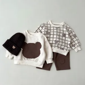 Detalle sudadera oso gorro punto bebé, conjunto ropa tierno dibujo animado, estilo otoño.