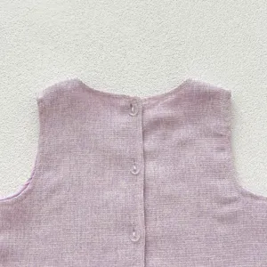 Détail du dos de la robe en tweed pour bébé fille, design sans manches violet clair.