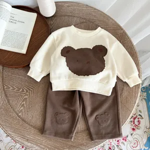 Conjunto de sudadera y pantalón de osito para niños con aplicación bonita y detalles de punto.