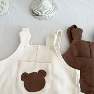 Conjunto de peto de lona para bebé de osito con lindo detalle de bolsillo con parche.