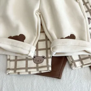 Detalle de pantalón informal de osito para bebés, tejido de punto suave con lindo diseño de oso.