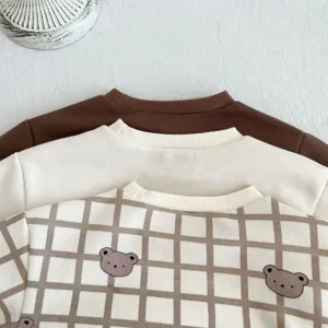 Detalle de suéter para niños pequeños, primer plano con bonito oso y cuello de canalé.
