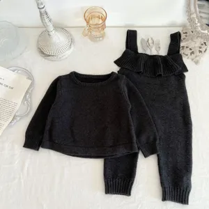 Schwarzes Babypullover Set mit süßen Rüschen für den Herbst, kuschelig und schön.