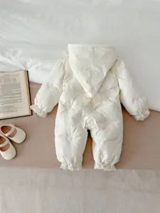 Weißer Daunenanzug mit Kapuze für Babys, feiner Spitzenborte und gestepptem Herzmuster im Winter.