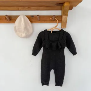 Baby Strick-Romper Detail, langarm Jumpsuit für Babys mit süßem Rüschen-Träger Design.