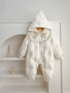 Süßer Babystrampler mit Kapuze, Daunenoptik und feiner Spitzenstickerei für den Winter.