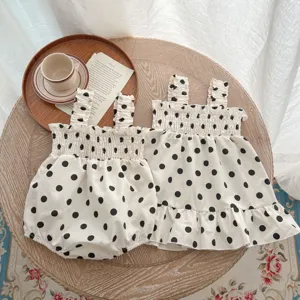 Schattige zomer set voor baby meisjes in zwart wit polkadot romper jurk detail view