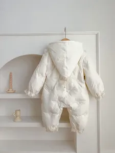 Schicker Babymädchen Winter Daunen Jumpsuit mit Herzstickerei und kuscheliger Kapuze.