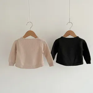 Baby Strickpullover Detailansicht, weiches Material, langarm Oberteil für Kinder.
