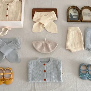 Detalle conjunto cardigan bufanda pantalon corto boina bebe, ropa infantil suave.
