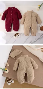Gedetailleerd overzicht van baby corduroy jumpsuit romper met bijpassende muts, comfortabel.
