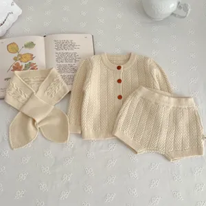 Conjunto de cardigan pantalon corto bufanda de punto para bebe, comodo conjunto de invierno.