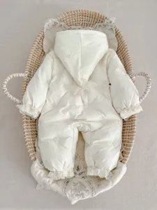 Süßer Baby Winter Kapuzen Daunen Jumpsuit mit Spize und Herzstickerei für Kleinkinder.