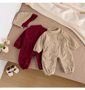Gedetailleerd uitzicht op de schattige baby corduroy jumpsuit set inclusief bijpassende muts.