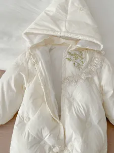 Gemütlicher Winter Baby Mädchen Kapuze Daunen Anzug mit süßer Spitze Kragen Stickerei Design.
