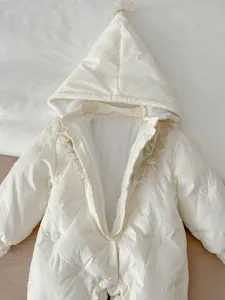 Winter Baby Kapuzen Daunenoverall mit süßer Stickerei und Spitze, warm für draußen.