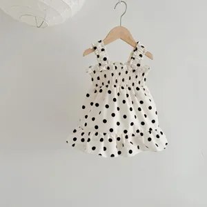 Schattige zomer jurk met bandjes voor baby's met zwarte stippen en mooie ruffles.